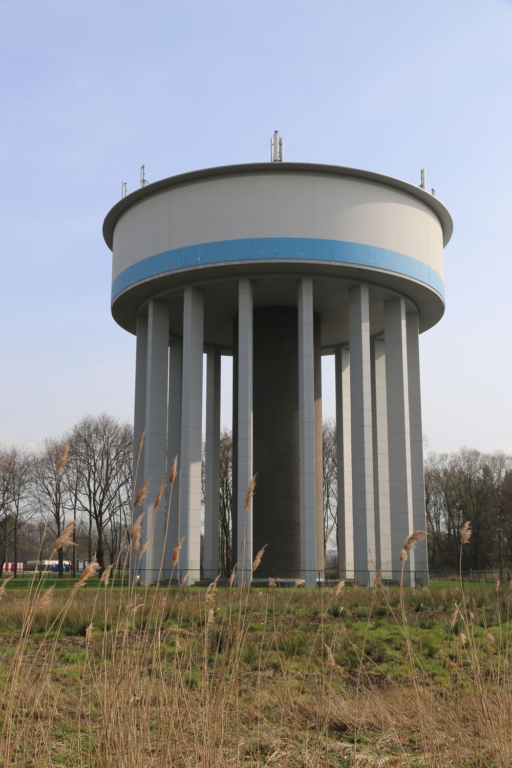 De watertoren van Schriek tegen een lichtblauwe lucht